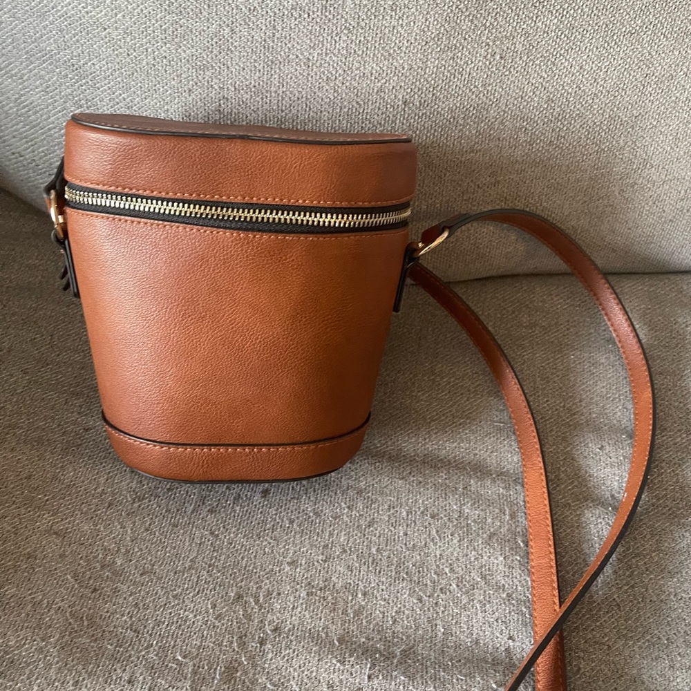 Express bucket crossbody bag